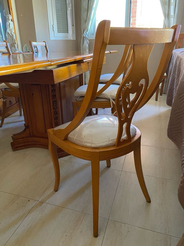 Mesa de comedor de madera con 6 sillas.
