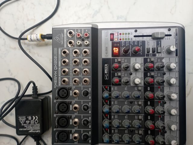 Mesa de mezclas Behringer Xenyx QX1202USB