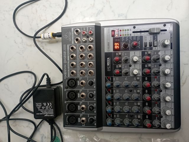 Mesa de mezclas Behringer Xenyx QX1202USB