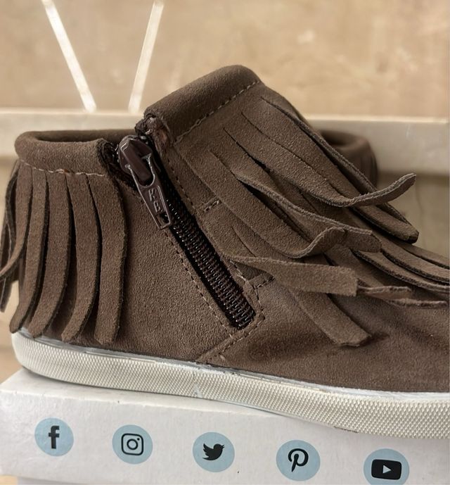 Botitas OKAA con flecos para niño/a Talla 28