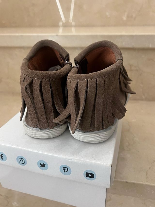 Botitas OKAA con flecos para niño/a Talla 28