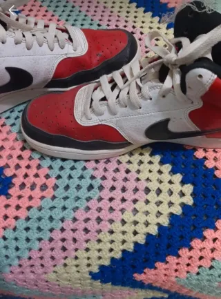 Zapatillas Nike Jordan Rojas y Blancas