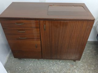 Máquina de coser Refrey con mueble