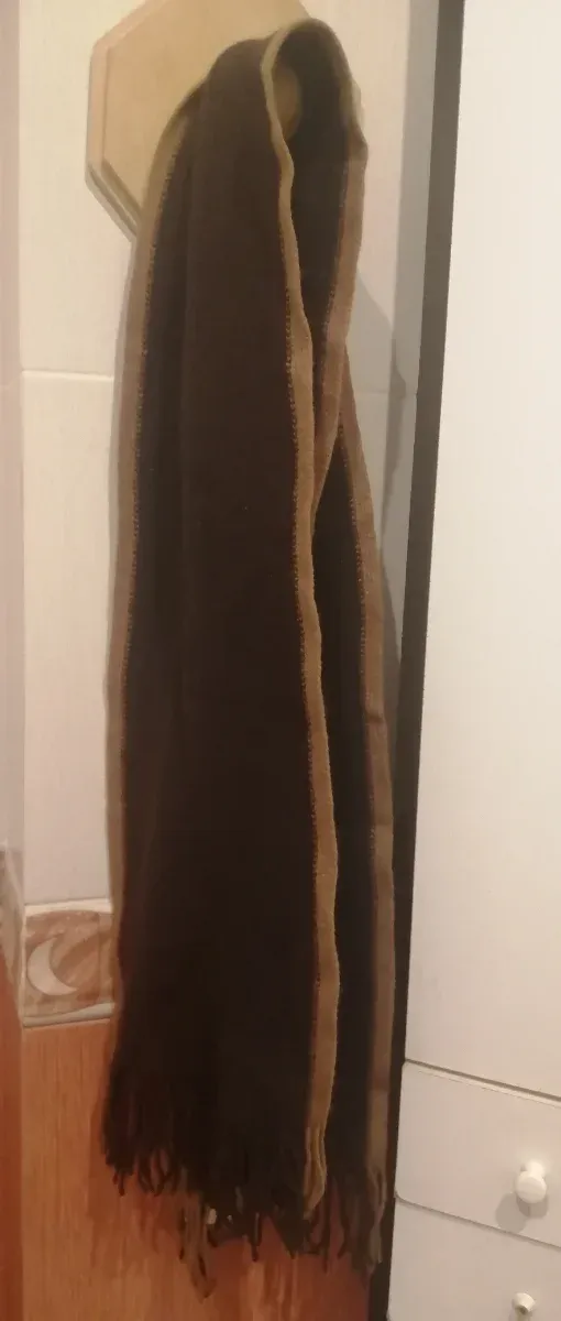 Bufanda marrón con flecos