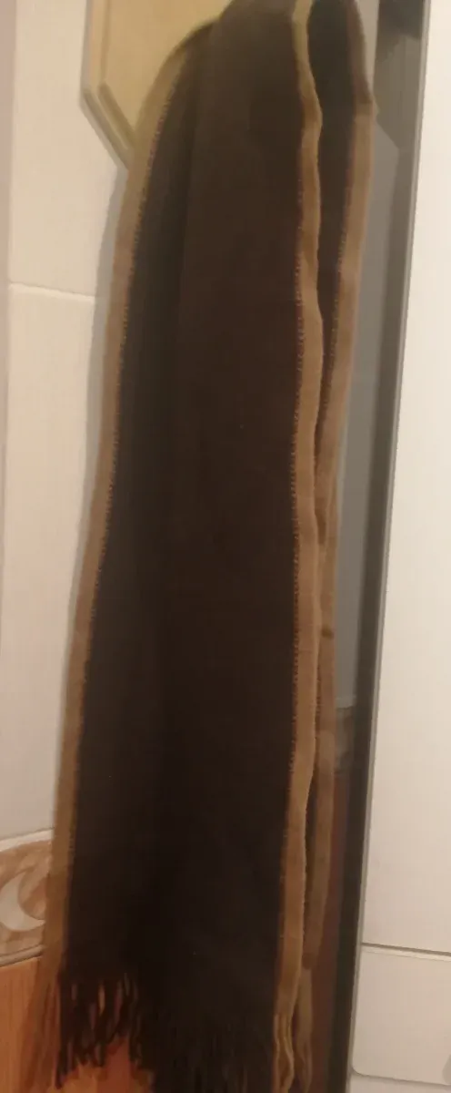 Bufanda marrón con flecos