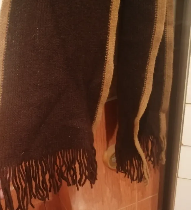 Bufanda marrón con flecos