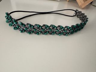 Diadema con abalorios y con goma.