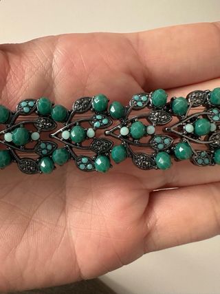 Diadema con abalorios y con goma.