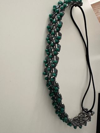 Diadema con abalorios y con goma.