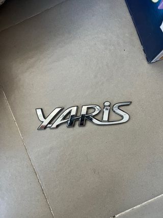 Logotipo Yaris Cromado