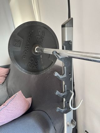 Banco de pesas con barra y 2 discos 20kg