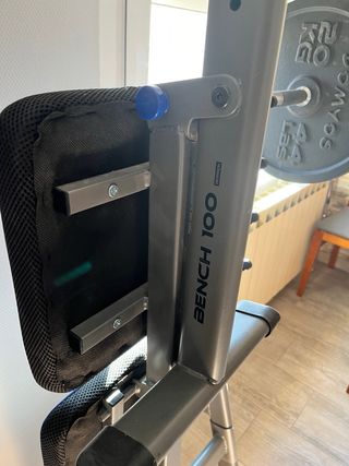 Banco de pesas con barra y 2 discos 20kg