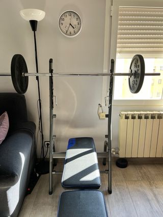 Banco de pesas con barra y 2 discos 20kg