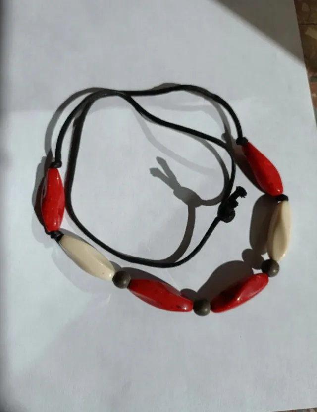 Collana con pietre rosse e beige