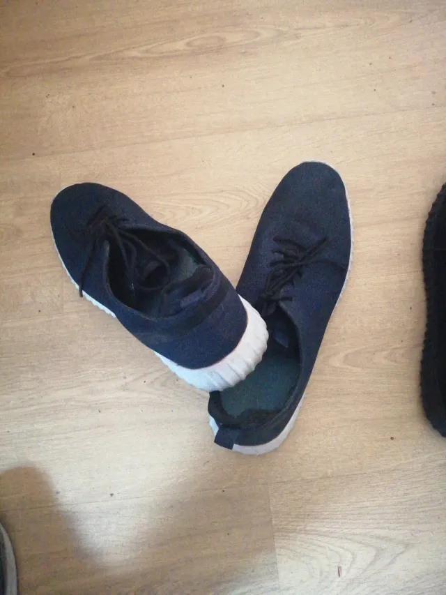 Zapatillas negras cómodas