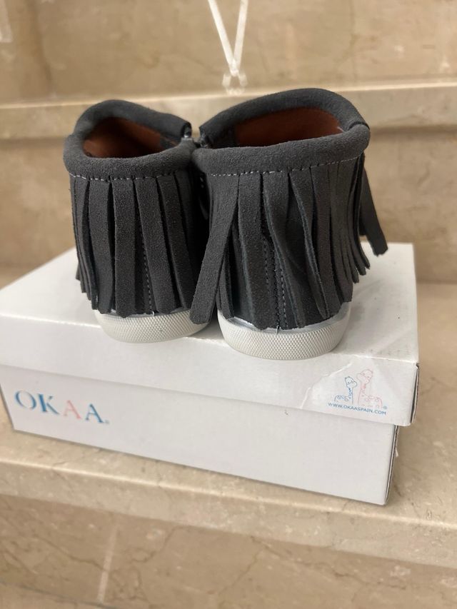 Botitas OKAA Piel Gris con Flecos. Talla 29.