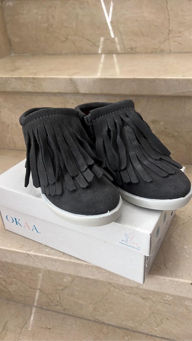 Botitas OKAA Piel Gris con Flecos. Talla 29.