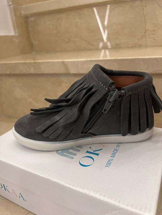 Botitas OKAA Piel Gris con Flecos. Talla 29.