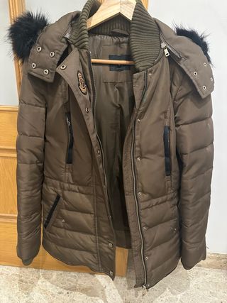 Plumas verde militar con capucha y pelo