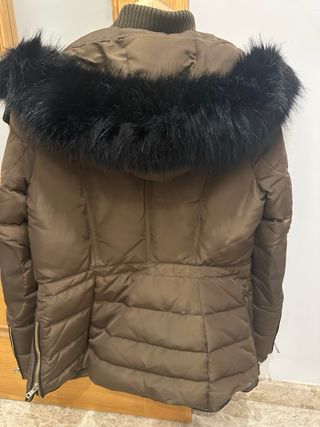 Plumas verde militar con capucha y pelo