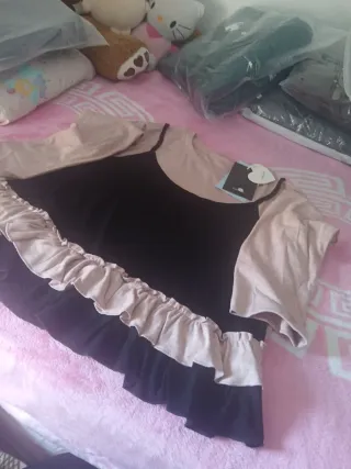 Top beige y negro con volantes