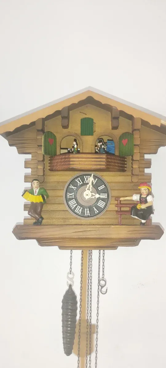 Reloj de cuco de madera con figuras