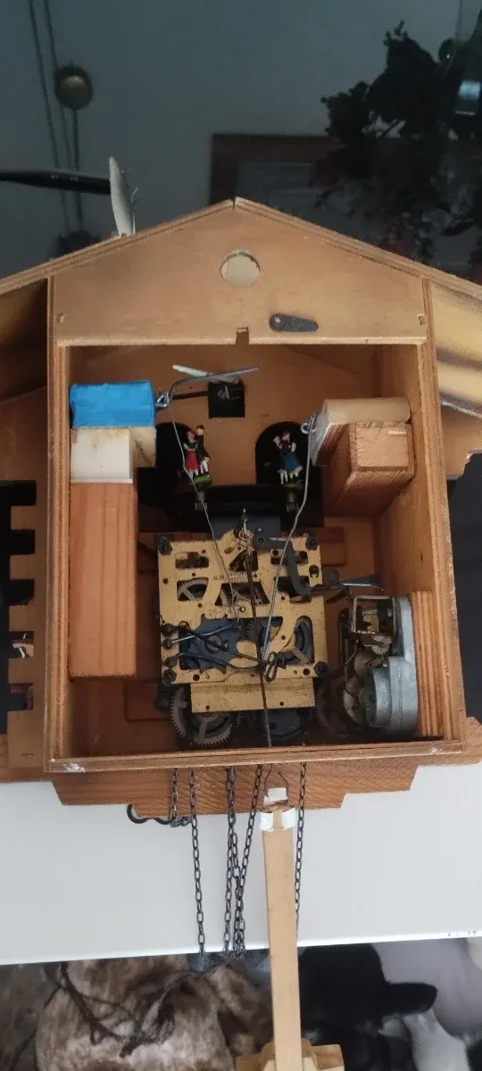 Reloj de cuco de madera con figuras