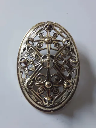 Broche dorado con diseño escudo dorado joyas