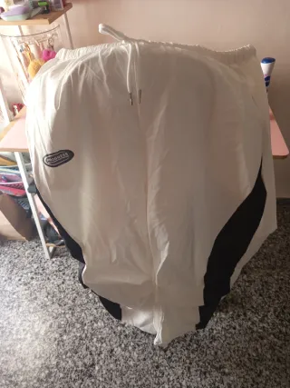 Pantalón chándal blanco con detalles negros