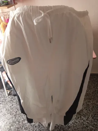 Pantalón chándal blanco con detalles negros