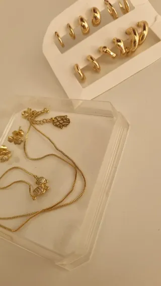 Pack Bisutería Dorada: Pendientes y Collar