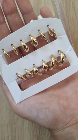 Pack Bisutería Dorada: Pendientes y Collar