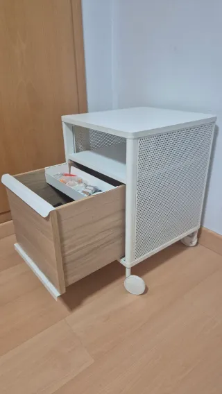 Cassettiera IKEA Bekant con ruote