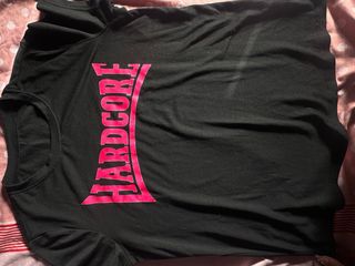 Camiseta Hardcore Negra y Rosa