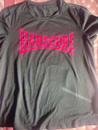 Camiseta Hardcore Negra y Rosa