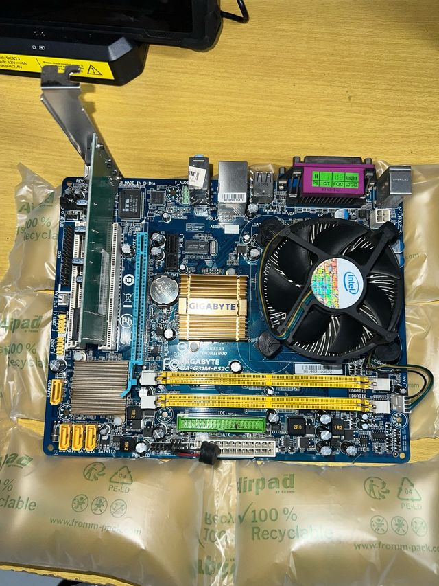 Placa-mãe Gigabyte GA-G31M-ES2C + Cooler Intel