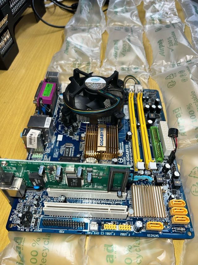 Placa-mãe Gigabyte GA-G31M-ES2C + Cooler Intel