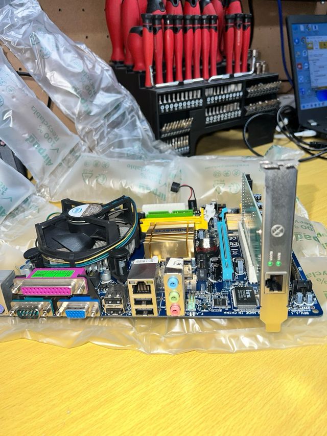 Placa-mãe Gigabyte GA-G31M-ES2C + Cooler Intel