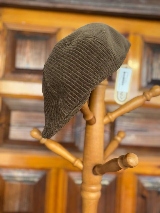 Gorra de pana marrón
