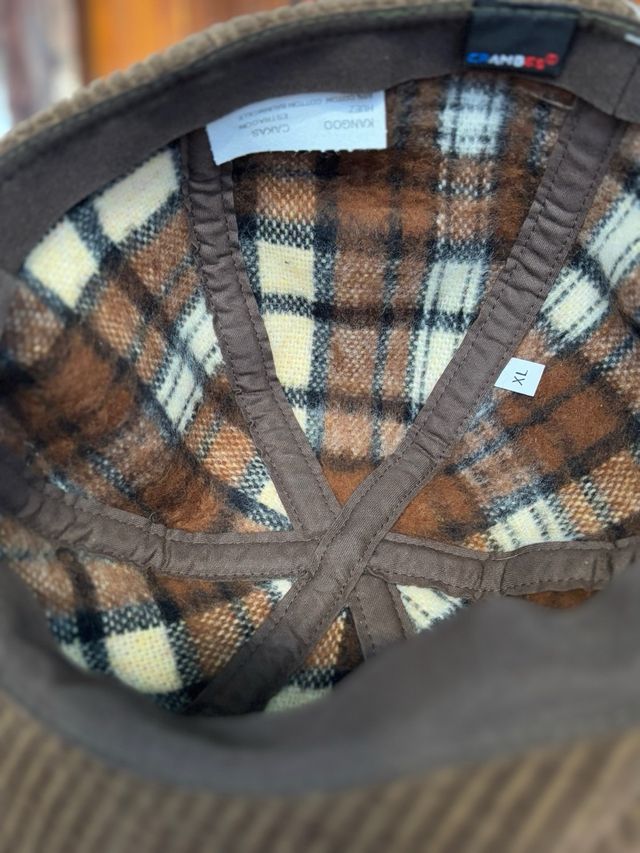 Gorra de pana marrón