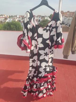 Traje Flamenca Talla 40 Negro, rojo y Blanco
