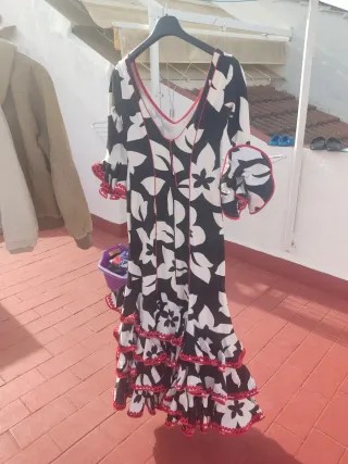 Traje Flamenca Talla 40 Negro, rojo y Blanco