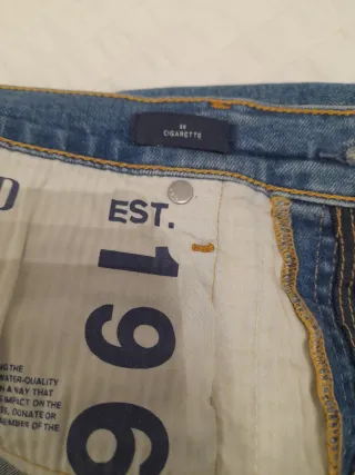 Pantalones vaqueros Gap rectos desgastados