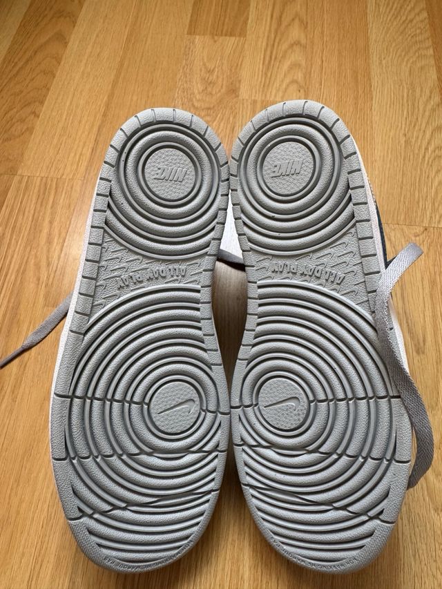 Zapatillas Nike grises, blancas y azul marino