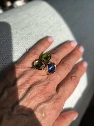 Anillo Acero  dorado.3 cristales colores.T17