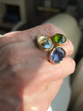 Anillo Acero  dorado.3 cristales colores.T17