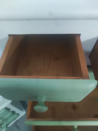 Cassettiera e tavolini in legno di pino