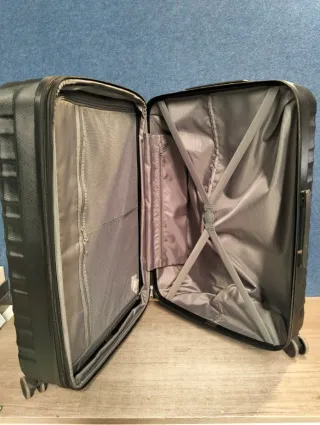 Maleta Amazon Basics Rígida Negra Giratoria 78 cm