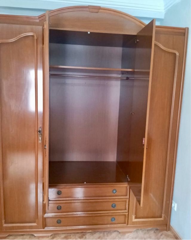 Armario de madera con espejos