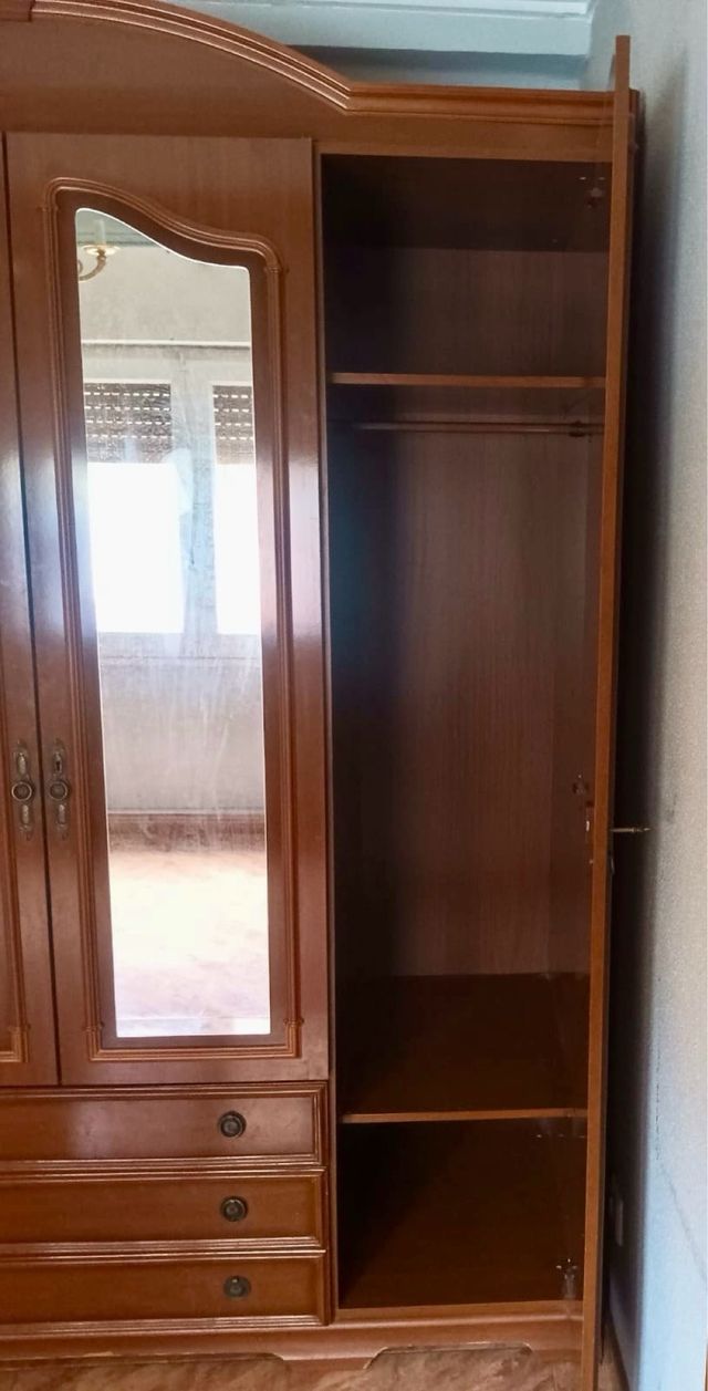 Armario de madera con espejos